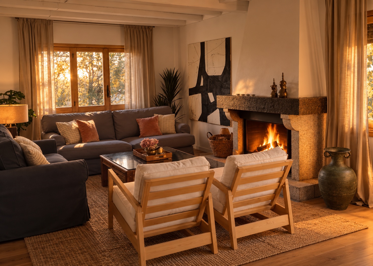 Salón con chimenea y luz cálida de una tarde de otoño