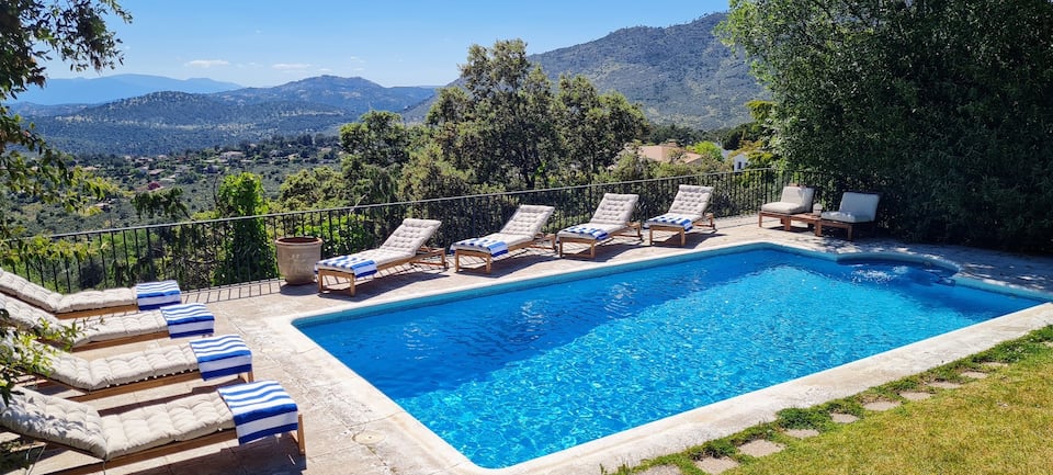 Piscina privada de Las Picoteras con vistas abiertas a la sierra
