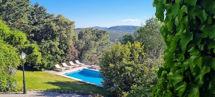 La piscina y el paisaje vistos desde la terraza